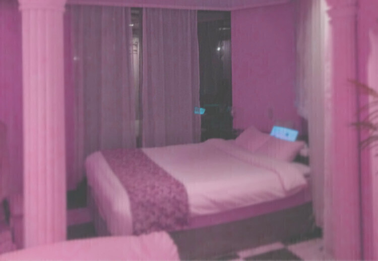 ラブホテルのイメージ（豪華なベッドの写真にピンクがかったフィルターをかけたもの）