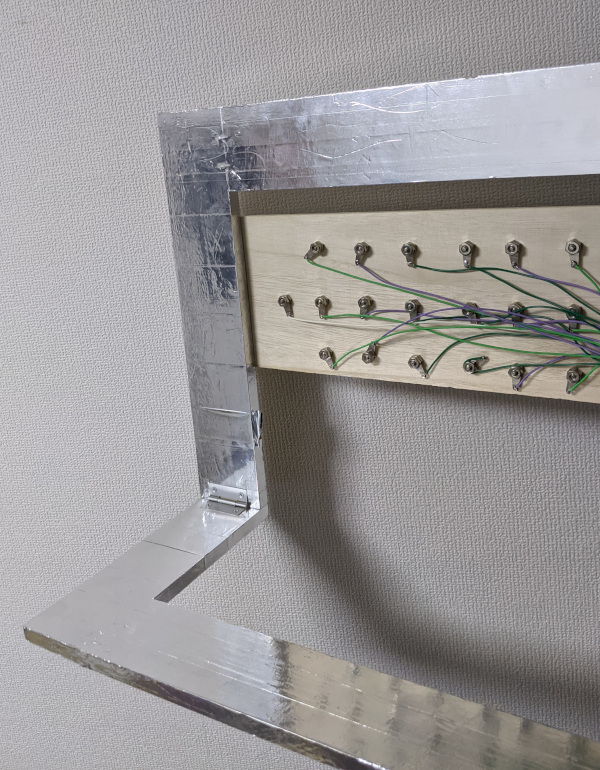 アルミテープで装飾して発光ボックスを操作するための端子を取り付けた折りたたみ式スタンド