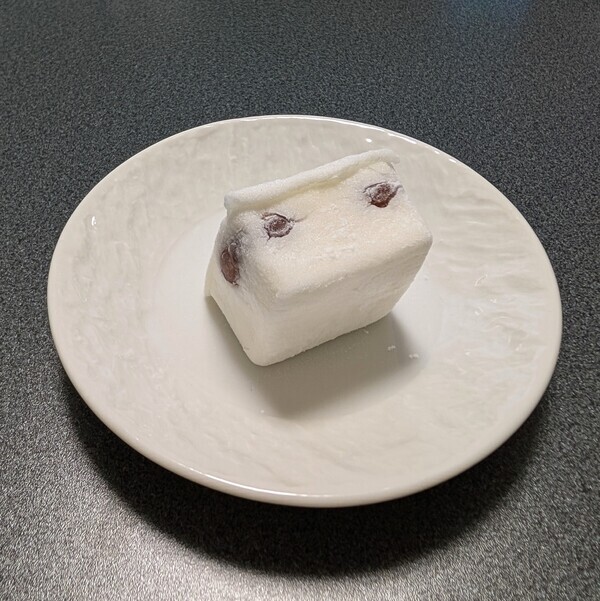 空 de 餅が立ち上がってこちらを威嚇しているように見える様子