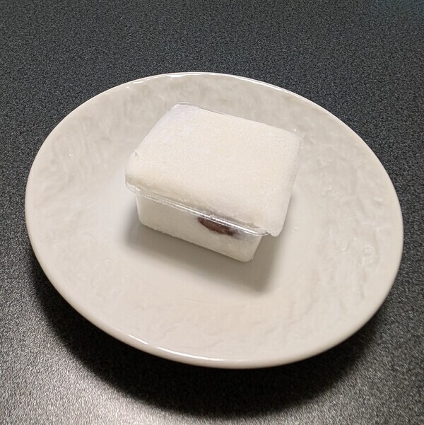 空 de 餅が透明なトレイに収まっている様子