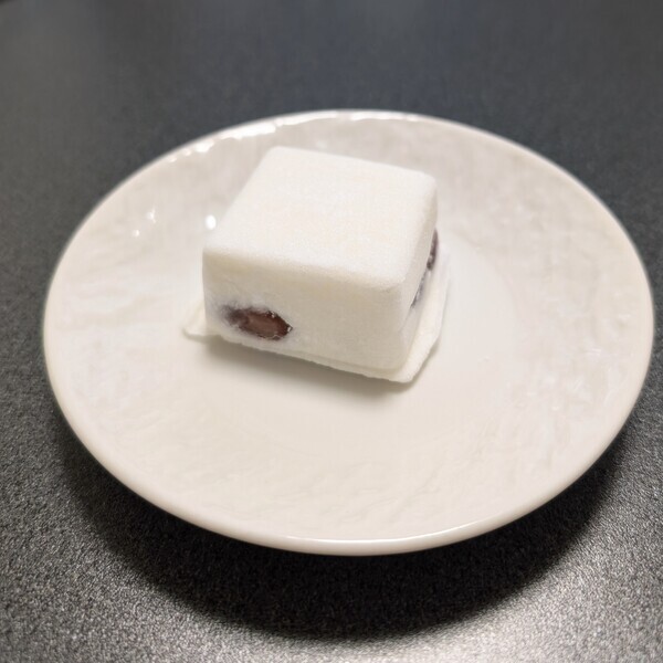 空 de 餅を取り出して皿に置いた様子